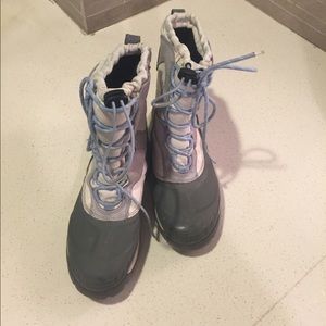 Insulated women's snow boots